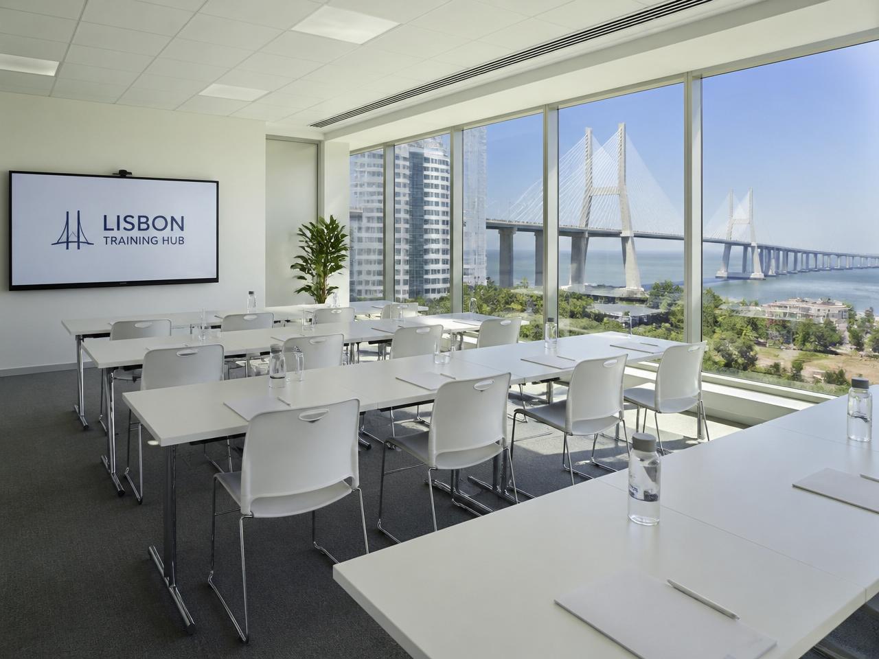 Sala de formação moderna com vista para a Ponte Vasco da Gama